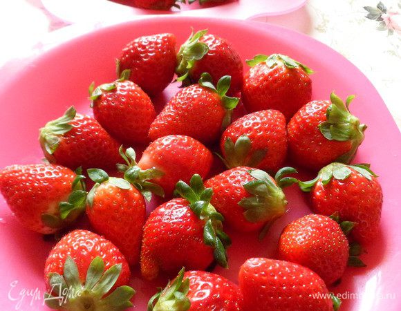 клубнику моем, убираем хвостики и обсушиваем
