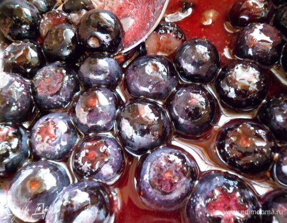 чернику подогреваем с сахаром,чтобы черника цвет дала