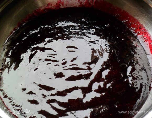 разводим 7 г желатина по инструкции и соединяем с черничным пюре