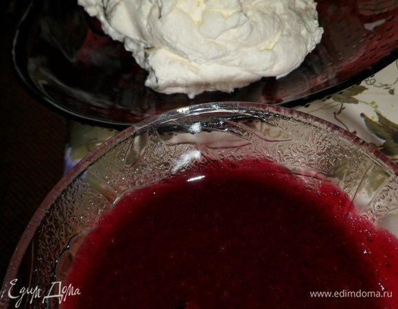 пару ложек сливок и черничной массы убираем в сторону ,пригодится для украшения торта