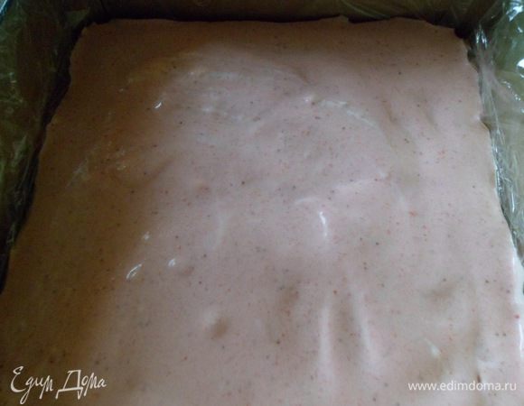 на печенье заливаем и ровняем клубничный крем