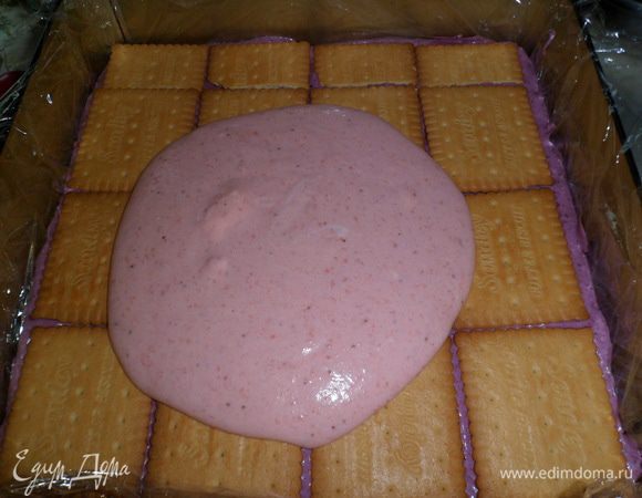 слой печенья и клубничный крем