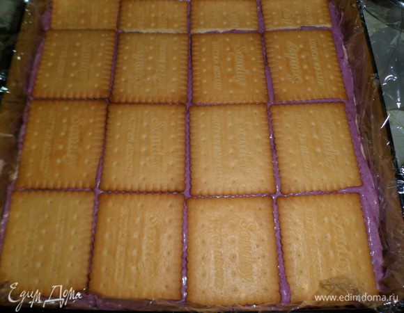 завершающий слой печенья сверху и убираем торт в холодильник на пару часов