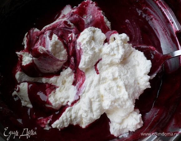 отобранные сливки и черничное пюре соединяем вместе, а также вводим разведенный желатин 4 г