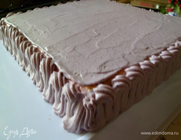 украшаем торт кремом.можно обойтись и без этого,все равно разрезав торт всей красоты  не увидят