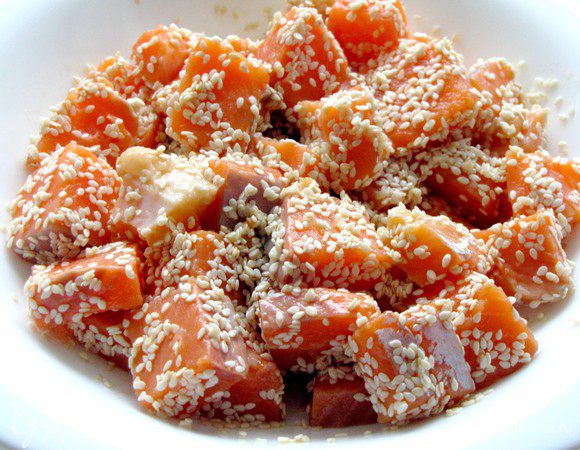 К рыбе добавьте соевый соус, перемешайте и всыпьте кунжут. Еще раз перемешайте, чтобы кунжут равномерно прилип к рыбе.