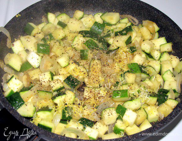 Затем добавьте мелко натертую лимонную цедру и лимонный сок. Посолите, поперчите, перемешайте и готовьте еще 1–2 минуты.