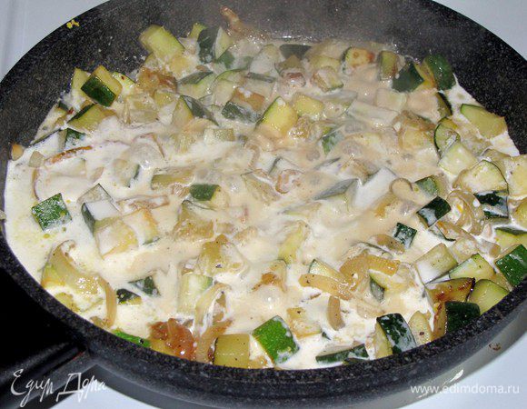 Влейте сливки и подержите на огне еще пару минут.