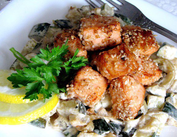 Для подачи выложите на тарелку цукини, сверху выложите рыбу. Приятного аппетита!