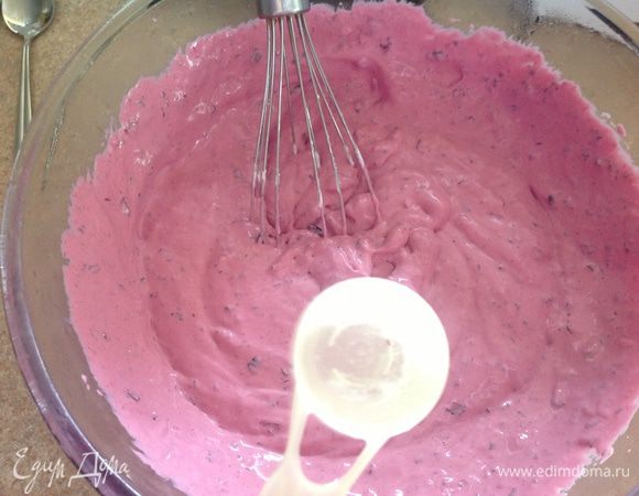 И непрерывно взбивая  венчиком вводим в ягодную массу....
Можно использовать уже как готовый десерт, разлив по креманкам!
Но мы хотим мороженное!!!)))
Выливаем в форму плоскую, чтобы высота слоя мороженного не была больше 3 см (так советует Джейми)