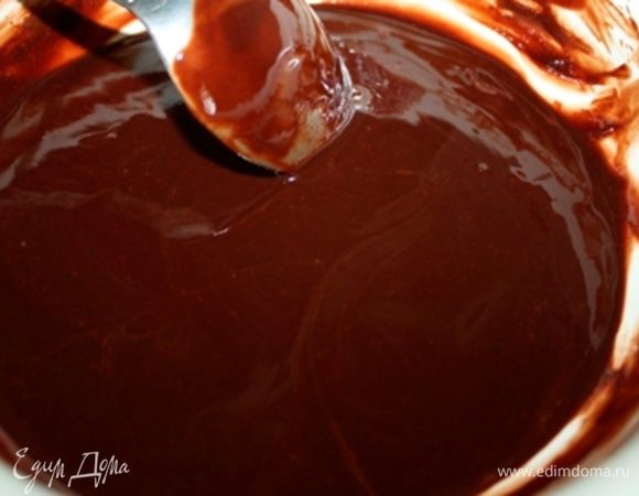Соединить масло и шоколад. Растопить на водяной бане.