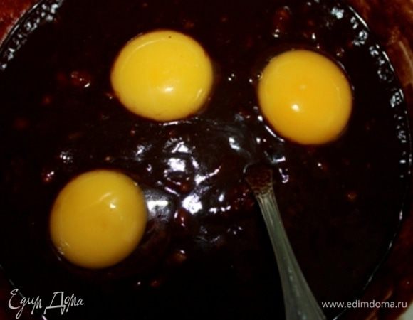 Вмешать в массу три желтка.