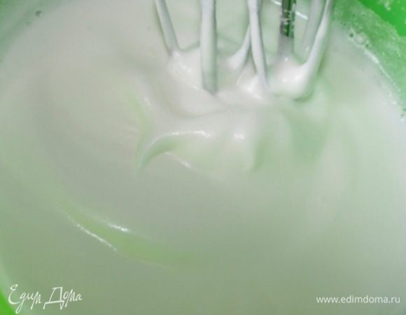 Взбить белки сахаром до образования пиков.