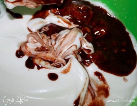 Аккуратно ввести взбитые белки в шоколадную массу.