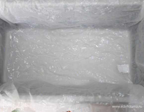 Застелить форму пергаментом для выпечки.