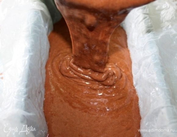 Вылить тесто в форму.