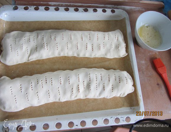 Тесто я купила готовое в магазине, слоёное, 1 кг. Разделила на 2 части.