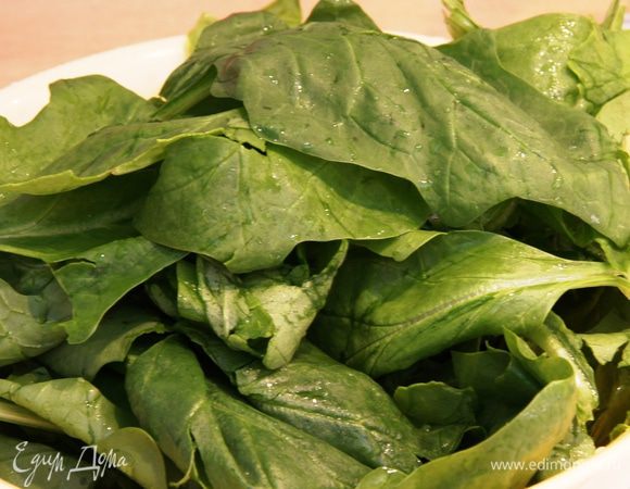 Шпинат помыть. Грубые стебли убрать. Залить кипятком на 1 минуту. Откинуть на дуршлаг. Отжать.