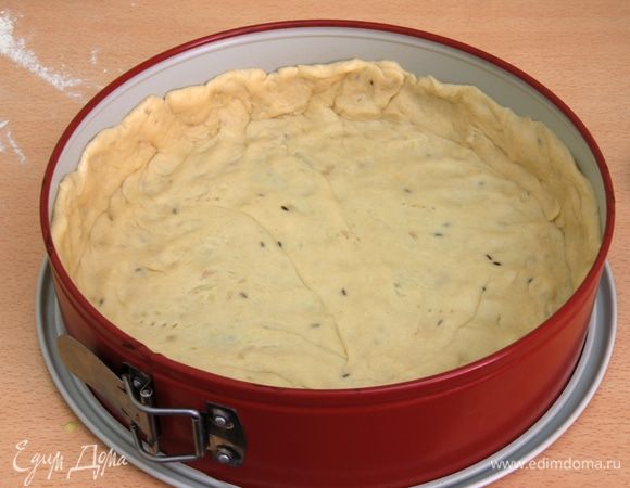 Тесто раскатать и поместить в форму  (у меня 26 см диаметр, разъемная). Наколоть вилкой.