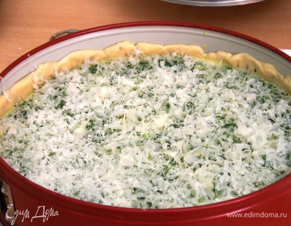 Посыпать сыром. Выпекать 35-40 минут при 175С.