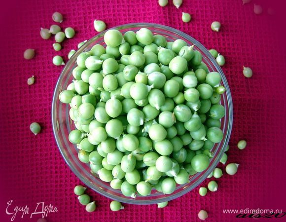 Горошек молочной спелости промыть в холодной воде, выложить в кастрюлю и залить холодной водой. На среднем огне довести до кипения и кипятить 15-20 минут (мой горошек через 20 минут был достаточно мягким).