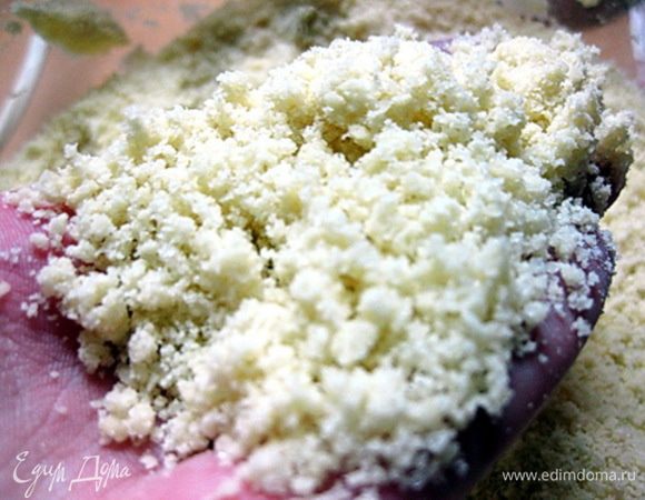 Для теста смешать венчиком муку и разрыхлитель. Добавить сахар, ванильный сахар, сливочное масло или маргарин.
Миксером вымешивать ингредиенты в крошащееся тесто, последовательно переключая скорости от самой низкой до высокой.