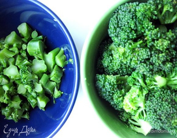 Для приготовления начинки сварите брокколи в подсоленной воде в течение 5 минут, охладите. Разделите на стебли и головки.