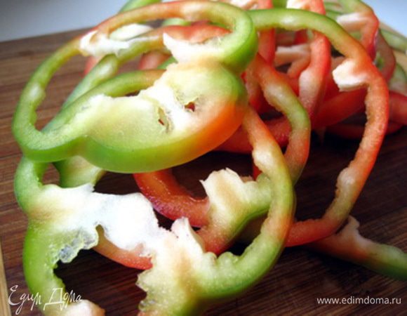 Удалите семена из перца и нарежьте мякоть кольцами.