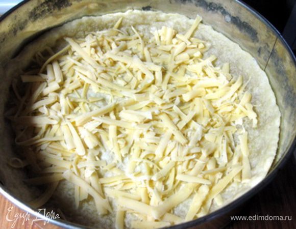 Посыпьте основание оставшимся сыром.