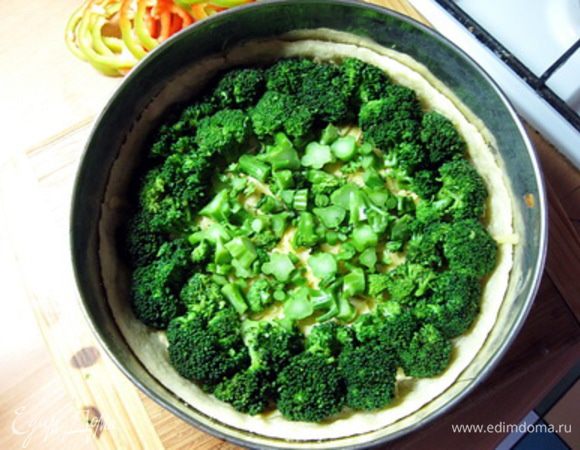 Выложите по кругу соцветия брокколи.