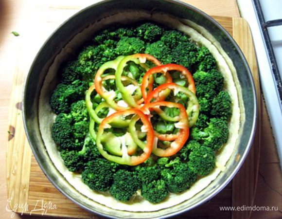 В центр выложите нарубленные стебли брокколи. По центру — кольца перца.