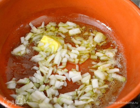 Лук мелко нарезать. В сковороде разогреть 2 ст.л. оливкового масла и 20 г сливочного масла. Положить обжариваться лук. 