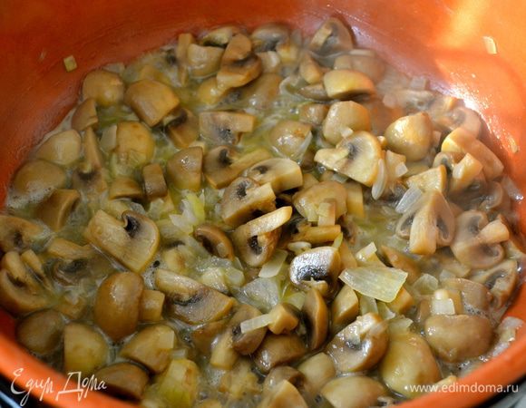 Грибы нарезать не очень мелко. И как только лук посветлеет, добавить к нему грибы. Обжаривать примерно 7 минут, пока выделившаяся от грибов жидкость не начнет испаряться.     