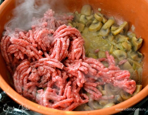 Уменьшить огонь и добавить фарш. Обжаривать пока мясо не начнет поджариваться, минут 10. 