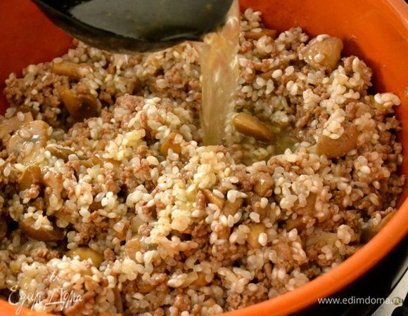 Начинаем добавлять горячий (!) бульон. Первый раз добавляем бульона ровно столько, чтобы он чуть-чуть прикрывал рис. Не перемешиваем и позволяем жидкости увариться. Затем добавляем понемногу горячего бульона по мере необходимости... Варим ризотто до готовности, около 15-17 минут.    