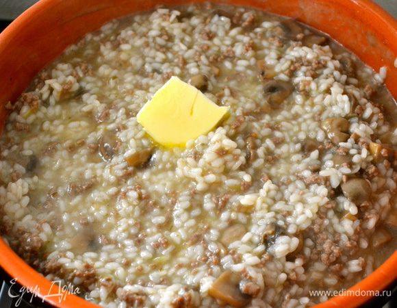 Готовое ризотто снимаем с огня и сразу добавляем 1ст.л. сливочного масла. Перемешиваем.