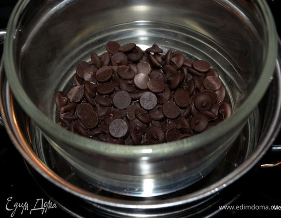 Квадратную форму смазать маслом. выстелить бумагу для выпечки. Или в мини формочки выложить бумажные формочки.
Растопить шоколадные капли на водяной бане.