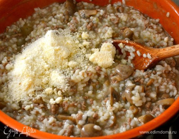 Затем заправить пармизаном и снова все перемешать. 