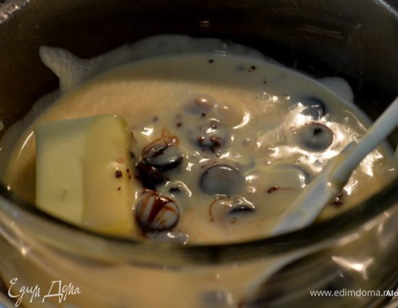 Добавим сгущенное молоко, кофе, сливочное масло. Все хорошо перемешаем. Затем корицу, перец и соль.