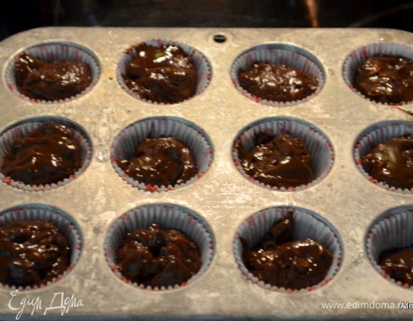 Добавим орехи,перемешаем. Выльем в форму или в бумажные формочки поставим в холодильник на не менее 3х часов или ночь. Если в мини формочках можно и поставить в морозильник на 1-2 часа.