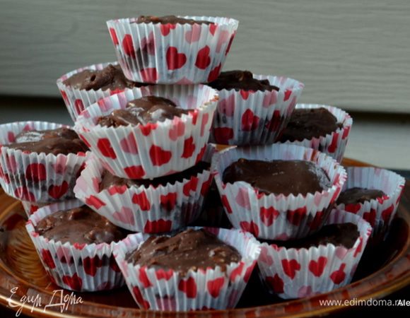 Достанем фадж, разрезаем на порции, если у вас в квадратной форме, и наслаждаемся шоколадно-пряным вкусом.