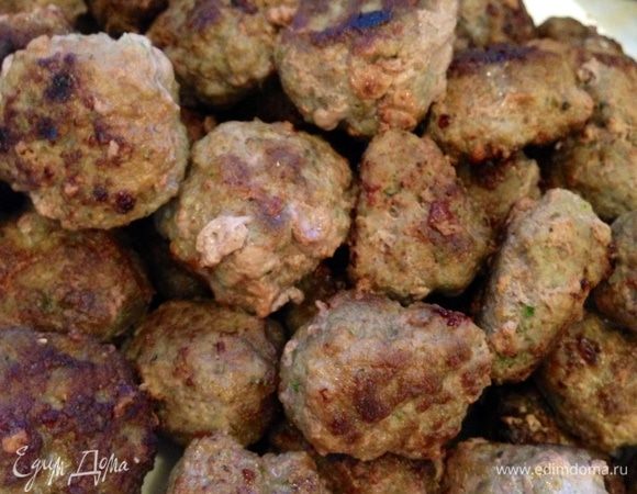 Готовим фарш, смешиваем его с мукой. Берем небольшое кол-во (около 1 неполной ст.л.) фарша и делаем небольшие фрикадельки, затем обжариваем их со всех сторон.