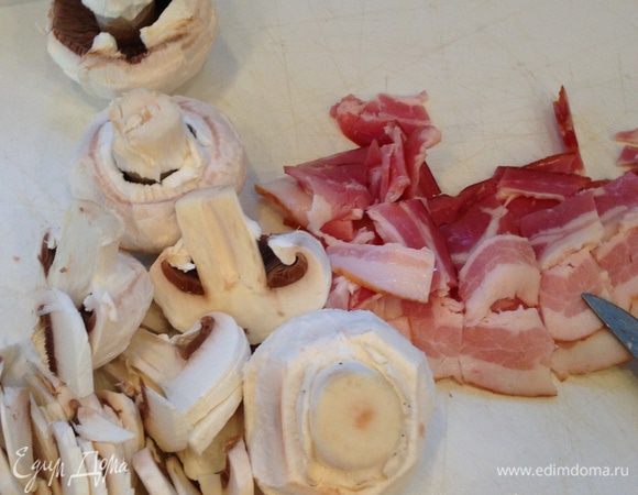 Нарезаем очищенные грибы и бекон. Затем обжариваем только грибы.