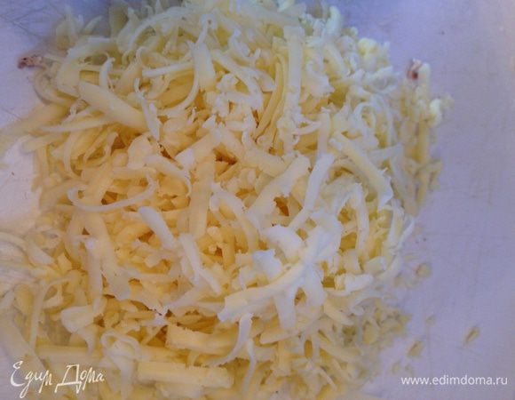 Натираем сыр на терке. 