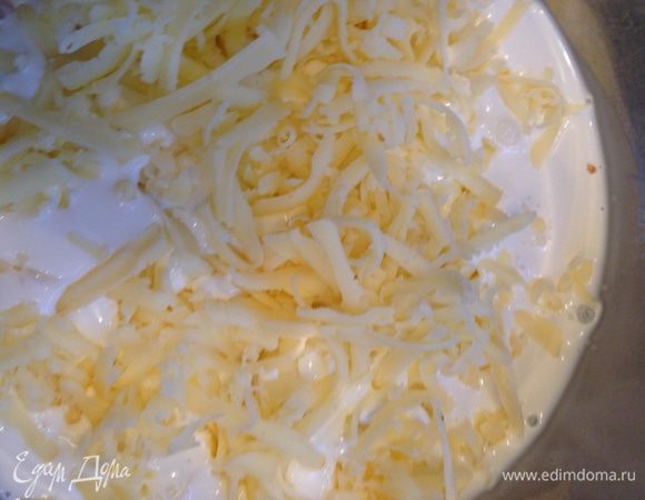 Смешиваем бульон от макарон (150-200 мл) со сливками и половиной  натертого сыра.