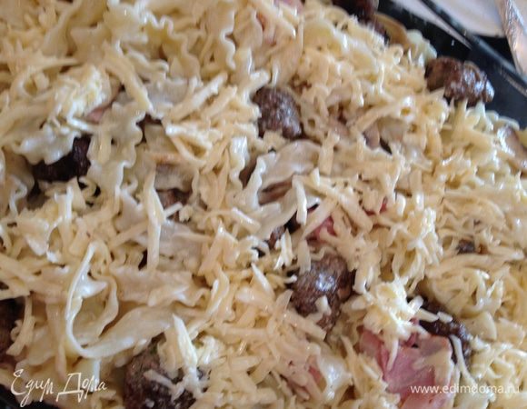 Выкладываем на лапшу фрикадельки, бекон, грибы, слегка и аккуратно всё перемешиваем  и заливаем  это соусом из сливок с сыром