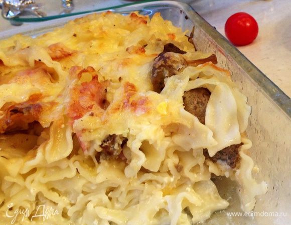 Посыпаем блюдо оставшимся сыром и ставим его в разогретую до 200 градусов духовку на несколько минут, чтобы сыр расплавился, а верхний слой зарумянился. 