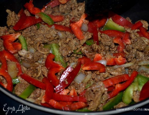 Добавим лук  в фарш (1/4 часть луковицы порубленной оставить для готового блюда). Затем перцы сладкие, порезанные тонко. Готовим 10 мин. Добавим пиво и томатный соус, барбекю соус. Перемешаем.