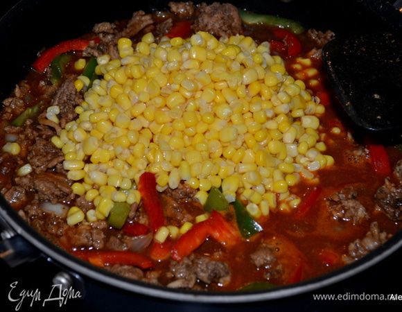 Затем кукурузу, перемешаем. Потушим все вместе 10 мин.