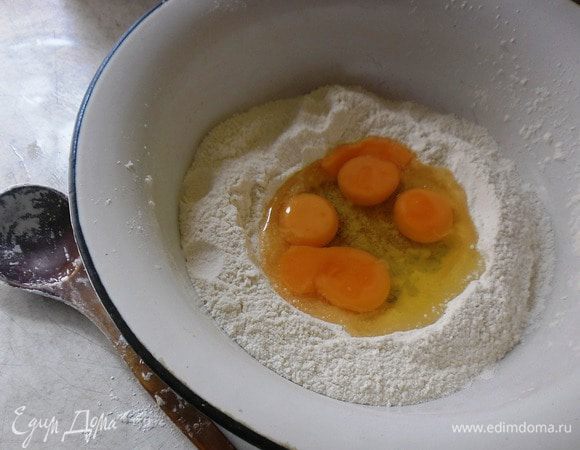 Соеденить муку, соль и сахар. Перемешать и сделать углубление. В центр добавить яйца.